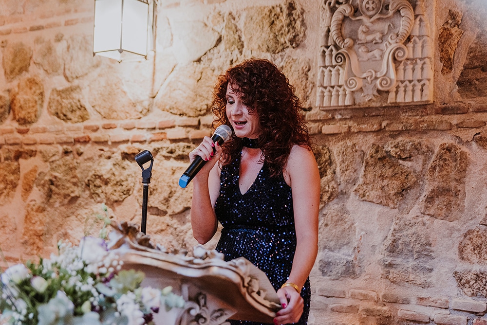 La hermana del novio oficia la boda de Ana y Sergio organizada por La Alquimista Eventos en la Hacienda del Cardenal en Toledo